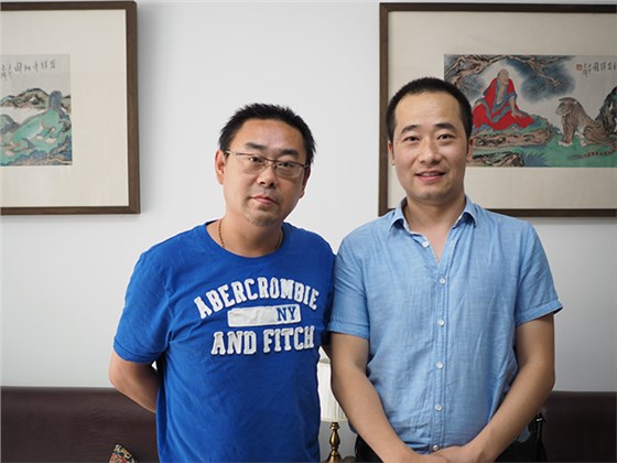 淄博市青年美协副主席曹新刚与浦君创始人胡桂忠合影