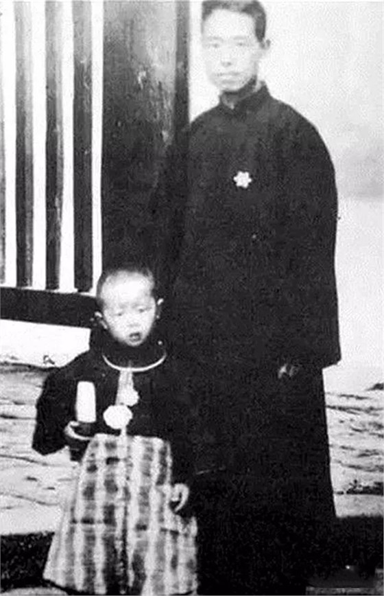 从四百年前的老祖宗到现在, 一直没有离开笔墨砚台,小时候,黄永玉便听
