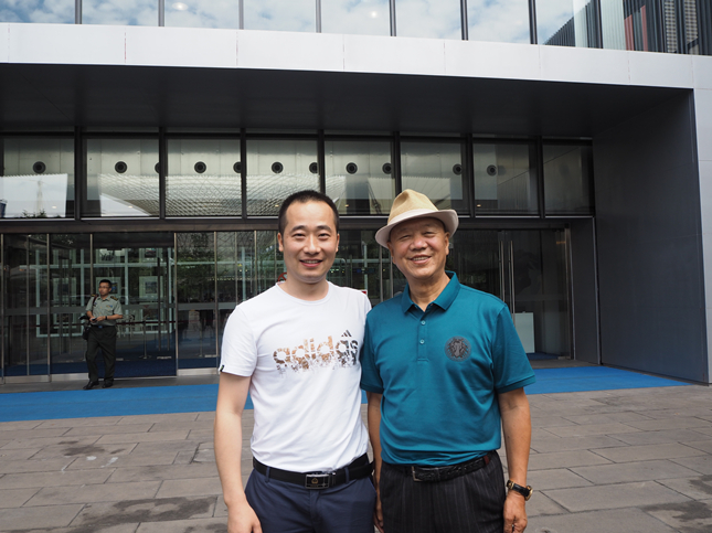 浦君艺术总经理胡桂忠先生与中国美术家协会副主席尼玛泽仁先生合影
