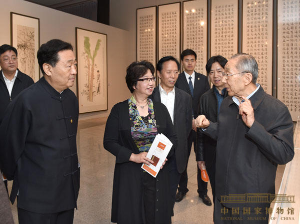 3月24日，李岚清同志参观“中国艺术研究院著名艺术家系列精品展”