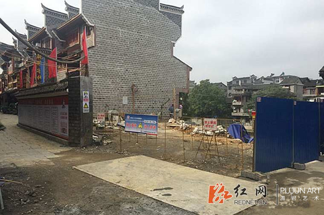 画家黄永玉捐建吉首市乾州古城美术馆桥工程开工