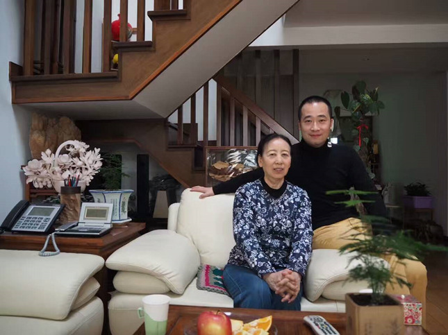 浦君总经理与中国女画家协会主席孔紫合影